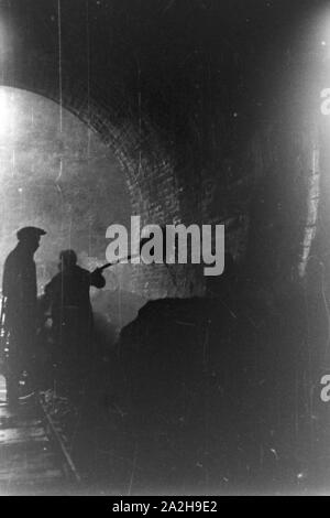 In einem Tunnel in einem Weinberg ist eine Anlage für Champignonzucht, Deutschland 1930er Jahre. Una coltivazione di funghi stazione ad un tunnel sotto una vigna, Germania 1930s. Foto Stock