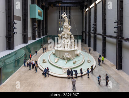 Fons Americanus Fontana, da Kara Walker, Turbine Hall, Tate Modern, Bankside, Londra. Ispirato al memoriale della Victoria di fronte a Buckingham Palace Foto Stock