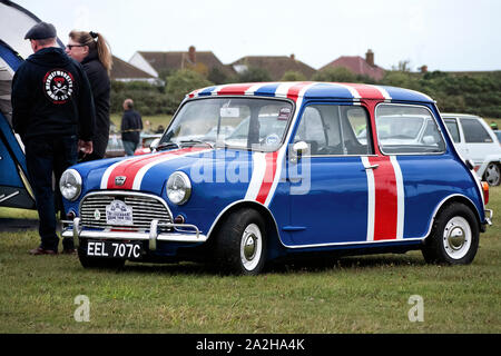 1965 Austin Mini con Unione Jack paint job all'Oh così retrò mostrano in Margate 29/9/2019 Foto Stock
