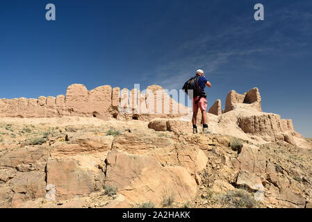 Il turista al più grande rovine dei castelli della antica Khorezm - Ayaz - Kala, II secolo D.C. - un periodo di massimo splendore dell'impero Kushan, Uzbekistan. Foto Stock