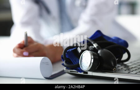 Tonometro per misurare la pressione del sangue sulla scrivania medico in ospedale Foto Stock