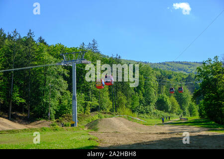 Maribor, Slovenia - 2 Maggio 2019: Rosso le cabine Pohorska vzpenjaca funivia a Maribor, Slovenia collegare la parte superiore del Pohorje con la città Foto Stock