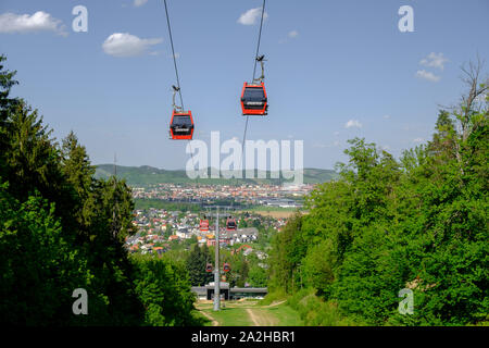 Maribor, Slovenia - 2 Maggio 2019: Rosso le cabine Pohorska vzpenjaca funivia a Maribor, Slovenia collegare la parte superiore del Pohorje con la città Foto Stock