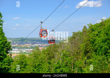 Maribor, Slovenia - 2 Maggio 2019: Rosso le cabine Pohorska vzpenjaca funivia a Maribor, Slovenia collegare la parte superiore del Pohorje con la città Foto Stock