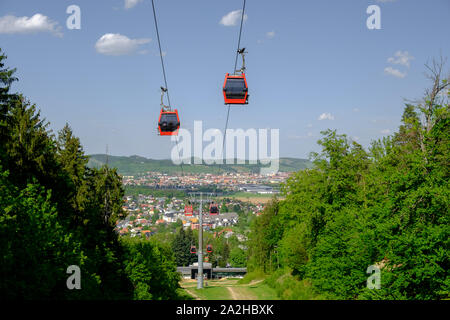 Maribor, Slovenia - 2 Maggio 2019: Rosso le cabine Pohorska vzpenjaca funivia a Maribor, Slovenia collegare la parte superiore del Pohorje con la città Foto Stock