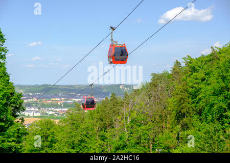 Maribor, Slovenia - 2 Maggio 2019: Rosso le cabine Pohorska vzpenjaca funivia a Maribor, Slovenia collegare la parte superiore del Pohorje con la città Foto Stock