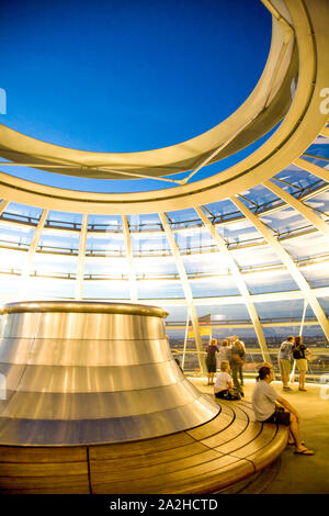 La cupola di vetro in cima al Reichstag di notte dove i visitatori possono osservare il Bundestag - la Camera bassa del tedesco federale europeo. Berlino Germania Foto Stock