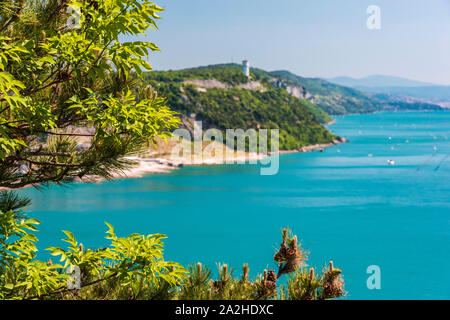 Golfo di Trieste. Alte scogliere tra barche, roccia carsica e antichi castelli. Duino. Italia Foto Stock