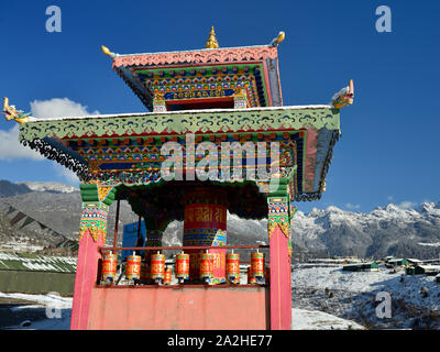 Tawang, Arunachal Pradesh, India - La preghiera di colore mulini sul pendio nevoso che circonda Tawang Foto Stock