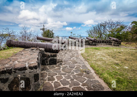 Cannoni medioevali sulla cima della collina di Fort Hamilton su Bequia Island, St Vincent e Grenadine, Piccole Antille, dei Caraibi. Foto Stock