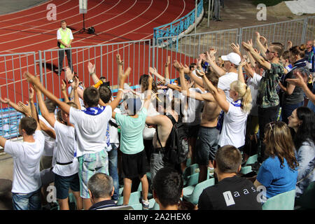 Team di appassionati di calcio Desna Chernihiv il tifo per la loro squadra durante la partita. I giovani sono appassionati di calcio ucraino club Desna Chernihiv Foto Stock