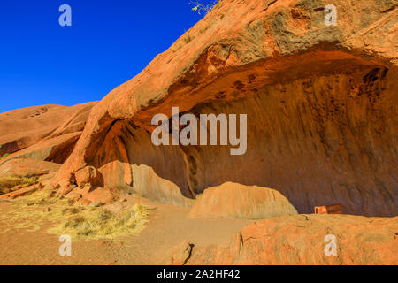 Popolare Passeggiata Mala con forma d'onda formazione di roccia alla base di Ayers Rock in Uluru-Kata Tjuta National Park nel Territorio del Nord, l'Australia. Red Centre Foto Stock
