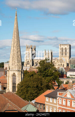 Vista sui tetti verso la cattedrale da Cliffords Tower a York, North Yorkshire, Inghilterra, Regno Unito Foto Stock