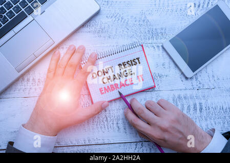 Parola di scrittura di testo Don t resistere al cambiamento abbracciarla. Business photo vetrina per essere aperto ai cambiamenti provare nuove cose positive Foto Stock