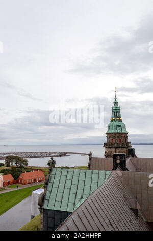 Kronborg magnifico castello rinascimentale, casa del borgo e la designazione di un sito Patrimonio Mondiale dell'UNESCO a Elsinore Foto Stock