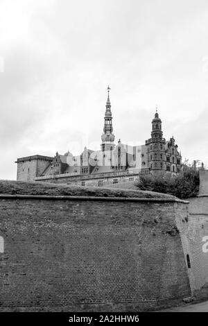 Kronborg magnifico castello rinascimentale, casa del borgo e la designazione di un sito Patrimonio Mondiale dell'UNESCO a Elsinore Foto Stock