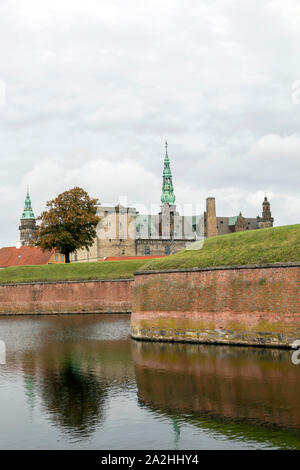 Kronborg magnifico castello rinascimentale, casa del borgo e la designazione di un sito Patrimonio Mondiale dell'UNESCO a Elsinore Foto Stock