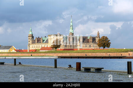 Kronborg magnifico castello rinascimentale, casa del borgo e la designazione di un sito Patrimonio Mondiale dell'UNESCO a Elsinore Foto Stock