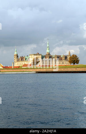 Kronborg magnifico castello rinascimentale, casa del borgo e la designazione di un sito Patrimonio Mondiale dell'UNESCO a Elsinore Foto Stock