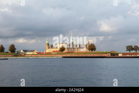 Kronborg magnifico castello rinascimentale, casa del borgo e la designazione di un sito Patrimonio Mondiale dell'UNESCO a Elsinore Foto Stock