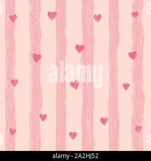 Rosa coriandoli cuori su uno sfondo a strisce. Modello senza giunture. Dipinto a mano i tratti di pennello. Illustrazione Vettoriale