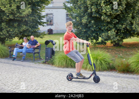 Polonia Wroclaw scooter elettrici per il noleggio in giro per la città. Prenotazione tramite telefono mobile 7-8-2019 foto Jaco Klamer Foto Stock
