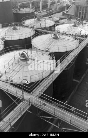 Blick auf die Lagertanks der Shell AG DI AMBURGO, Deutschland 1930er Jahre. Per i serbatoi di stoccaggio della Deutsche Shell AG a Amburgo, Germania 1930s. Foto Stock