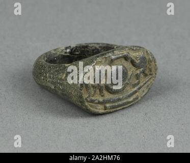 Anello del dio del sole Ra nella sua corteccia di essere adorato da babbuini, Nuovo Regno, Dynasty 18-19 (circa 1550-1186 BC), egiziano, Egitto, steatite, 2,5 × 2,5 × 1,6 cm (1 × 1 × 5/8 in Foto Stock