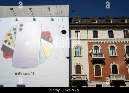 Milano, Italia, agosto 2019. Edificio situato in una strada principale del centro coperto con un ampio cartellone con Iliade e Apple Iphone 11 pubblicità commerciale Foto Stock