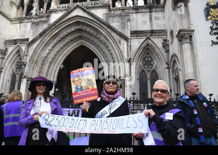 Gli attivisti al di fuori della Royal Courts of Justice di Londra dove la sentenza è previsto su un ricorso presentato dai difensori che sostengono le modifiche allo stato dell'età di pensionamento hanno illegittimamente discriminato le donne nate negli anni cinquanta. Foto Stock