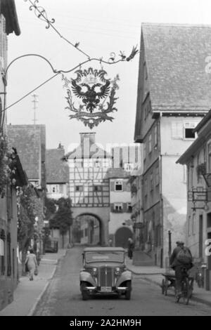 Auto in einer Kleinstadt, Deutschland 1930er Jahre. Auto in una piccola città, Germania 1930s. Foto Stock