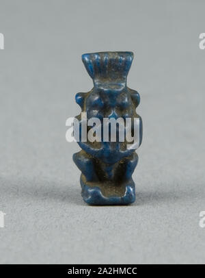 Amuleto del dio Bes, Terzo Periodo Intermedio (circa 1069-664 BC), egiziano, Egitto, Faience, 1,9 × 1 × 0,5 cm (3/4 × 3/8 × 3/16 in Foto Stock