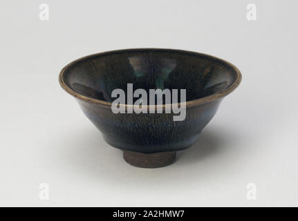 Teabowl con bocca rovesciata Rim, Song Dynasty (960-1279), del XII secolo, Cina, provincia del Fujian, Cina, Jian ware, grigio scuro con gres scuro-marrone smalto e lepre è fur iscrizioni in ossido di ferro, H. 5.3 cm (2 1/16 in.), diam. 10,9 cm (4 5/16" Foto Stock