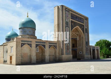 Il cinquecentesco Barak Khan madrasa sul Hazrati Imam complesso piazza principale Tashkent, Uzbekistan. Foto Stock