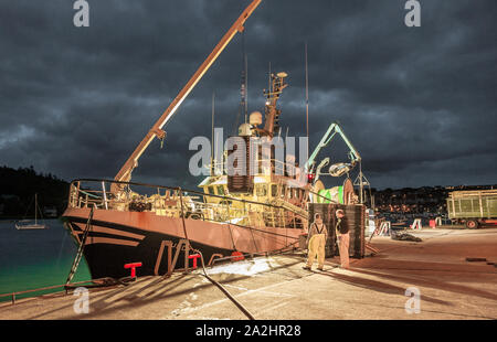 Crosshaven, Cork, Irlanda. 03 ottobre, 2019. Trawler Buddy M offload delle sue catture di nasello dopo il ritorno di Crosshaven, Co. Cork presto, al fine di porsi al riparo dalla minaccia di Arrivo della tempesta Lorenzo che rende la sua strada verso l'Irlanda dall'Atlantico. -Credito; David Creedon / Alamy Live News Foto Stock