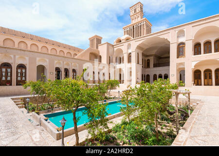 Aghazadeh Mansion cortile e wind catcher, Abarkook, Yazd Provincia, Iran Foto Stock