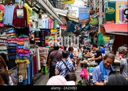 Bangkok, Tailandia - 22 Settembre 2019 : a buon mercato vestiti all'ingrosso al mercato Pratunam, Bangkok Foto Stock