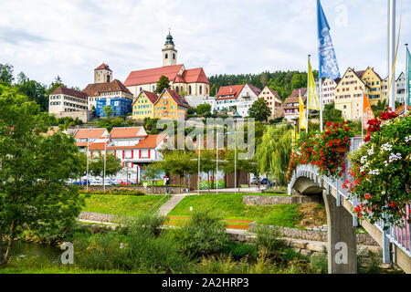 Horb am Neckar, Germania, 1 settembre 2019, case colorate della foresta nera village horb am Neckar sulla giornata soleggiata con sventolando bandiere Foto Stock