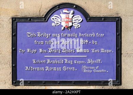La placca sul ponte di Skeldergate dichiarando la fine dei pedaggi sul ponte in 1914, York, North Yorkshire, Inghilterra, Regno Unito Foto Stock