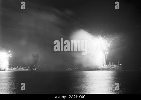 Ein großes Feuerwerk un einem Hafen in Italien, 1930er Jahre. Grandi fuochi d'artificio in un porto in Italia, 1930s. Foto Stock