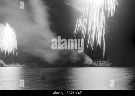 Ein großes Feuerwerk un einem Hafen in Italien, 1930er Jahre. Grandi fuochi d'artificio in un porto in Italia, 1930s. Foto Stock