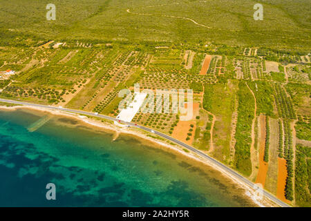 Vista panoramica sulla strada vicino al mare Adriatico, in Dalmazia, Croazia, vista da fuco Foto Stock