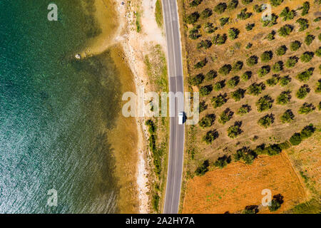 Vista panoramica sulla strada vicino al mare Adriatico, in Dalmazia, Croazia, vista da fuco Foto Stock