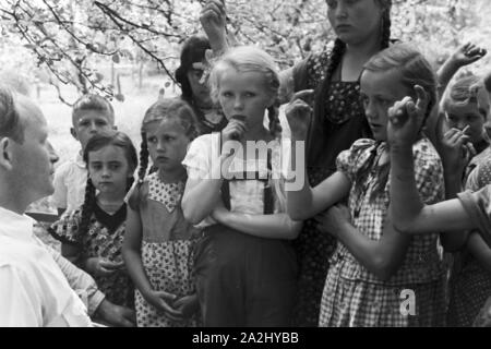 Unterricht im Freien an der von Adolf Reichwein geleiteten Landschule in Tiefensee, Deutschland 1930er Jahre. Le classi all'aperto presso la scuola rurale in Tiefensee gestito da Adolf Reichwein, Germania 1930s. Foto Stock