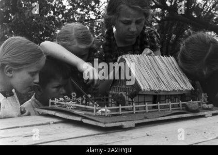 Unterricht im Freien an der von Adolf Reichwein geleiteten Landschule in Tiefensee, Deutschland 1930er Jahre. Le classi all'aperto presso la scuola rurale in Tiefensee gestito da Adolf Reichwein, Germania 1930s. Foto Stock