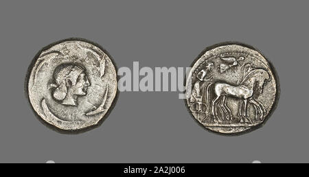 Tetradrachm (moneta) raffigurante Quadriga con barbuto Charioteer, 485/478 BC, greco, coniate in Siracusa, Sicilia, antica Grecia, argento, Diam. 2.4 cm, 16.34 g Foto Stock