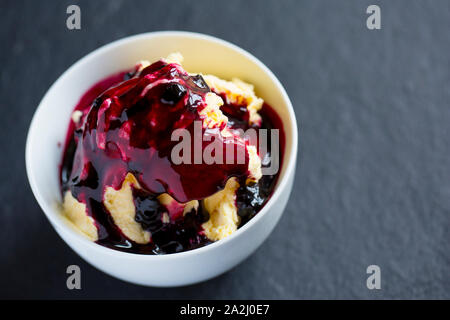 Fatti in casa a base di blackberry, Rubus fruticosus, e sambuco, Sambucus nigra, sciroppo fatto con aggiunta di zucchero e cannella che è stata lasciata raffreddare dopo s Foto Stock