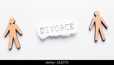 Concetto di divorzio del testo su un foglio di carta tra due persone su bianco Foto Stock