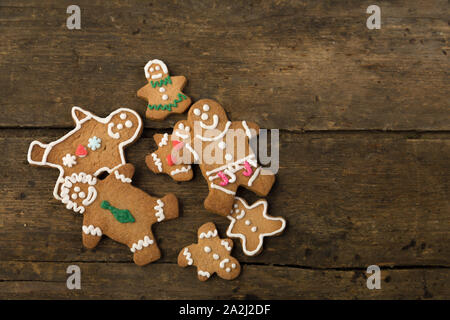 Piccolo grazioso uomini di panpepato cookie su una tavola di legno Foto Stock