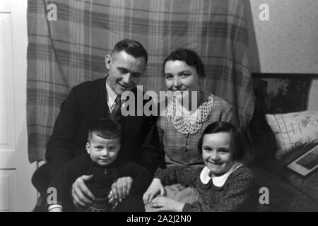 Alltagszenen einer Familie, Deutsches Reich 1930er Jahre. Scene di vita quotidiana di una famiglia, Germania 1930s. Foto Stock